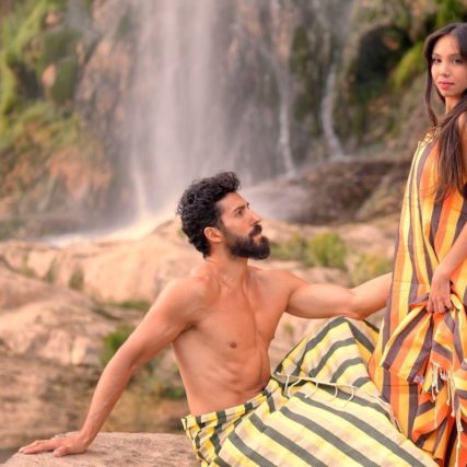 Fotografía producto con modelo toallas exteriores