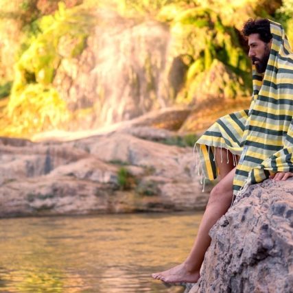 Fotografía producto con modelo toallas exteriores