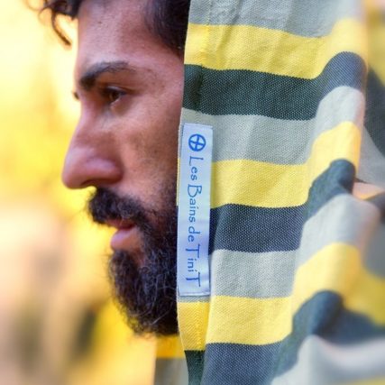 Fotografía producto con modelo toallas exteriores